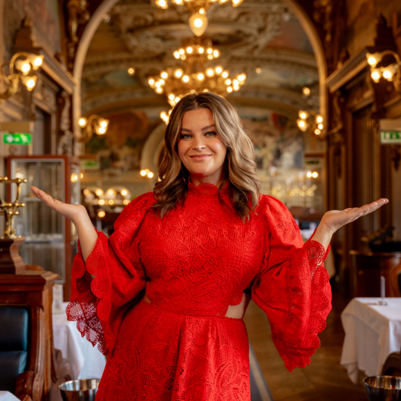 Miljushka in een restaurant