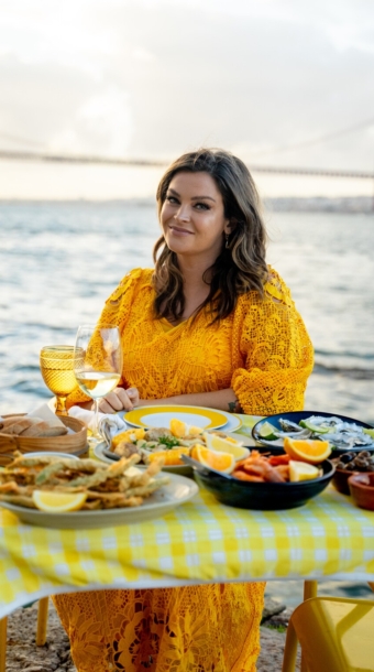 TV kok Miljuschka achter een tafel met eten