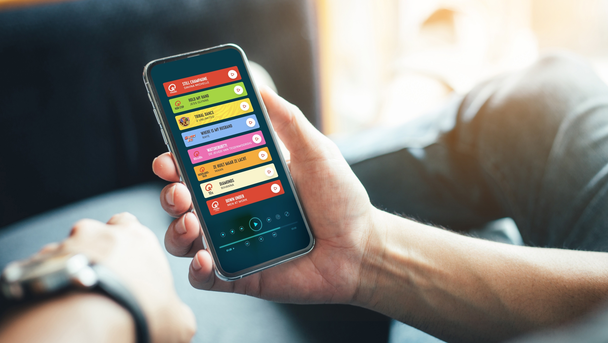 mobiele telefoon met alle radiozenders van Qmusic en Joe in beeld