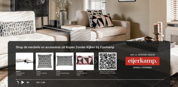 Woonkamer met meubels zoals banken en sierkussens. Onderaan staat een advertentie van Eijerkamp